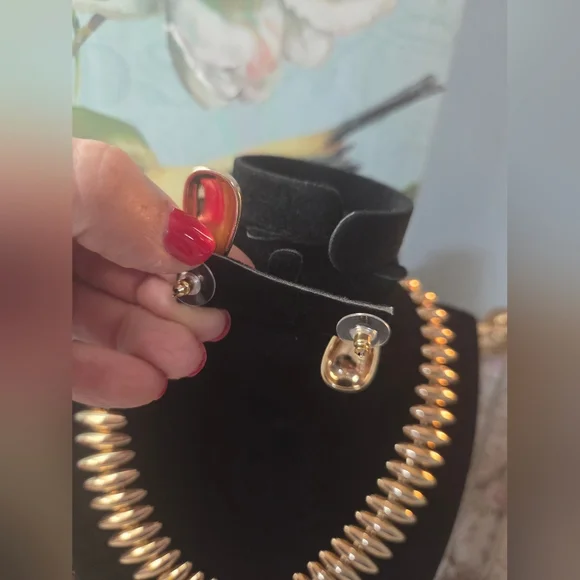 Gold-Tone Statement Jewelry Set - Picture 5 of 6